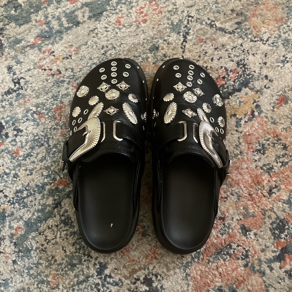 Toga pula inspired mules